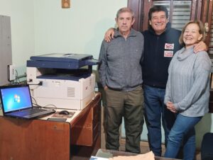 Omar Lagraña y Amalia Ayala junto a “Freddy Bignotti, de Servilaser representante oficial de Toshiba”, en momentos de recibir el equipo de impresora-scaner-“Equipos Multifunción de última generación Láser”, y notebook, que pudimos adquirir gracias a la gestión del empresario local.